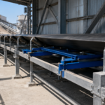 Conveyor belt scale installed on a straight and mechanically stable conveyor section